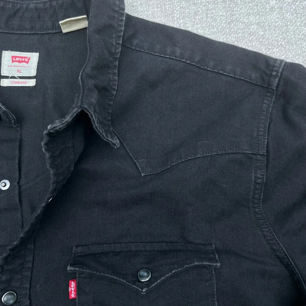 Levis Mens XL Standard Western Shirt Black Denim Pearl Snap Long Sleeve Pockets